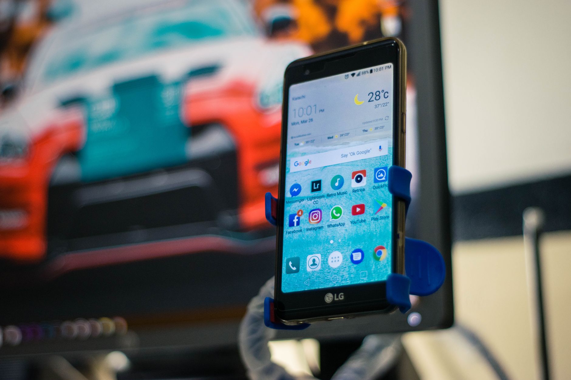 Smartphone in car mount showing navigation app, demonstrating motorway driving apps UK in use